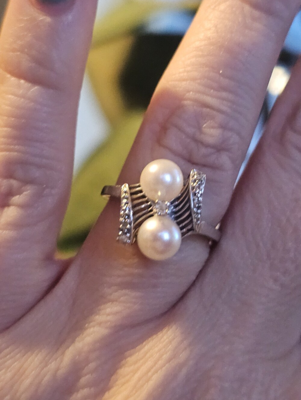 14k white gold diamond & double pearl ring size 7. Stamped 14k. Genuine diamonds - Picture 3 of 6